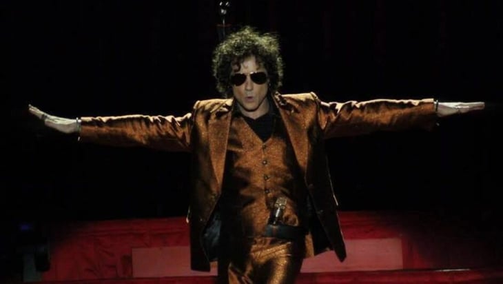 ¡No grabés!: Bunbury arrebata celular a fan en pleno concierto