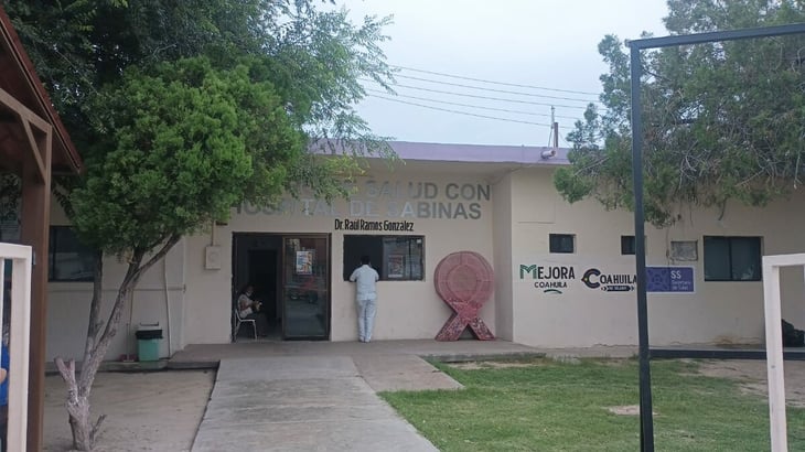 Pacientes abandonan centro de salud en Sabinas por falta de aire acondicionado y atención