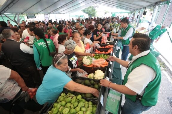 El Mercadito Mejora llega a la colonia Guadalupe con productos básicos y servicios gratuitos