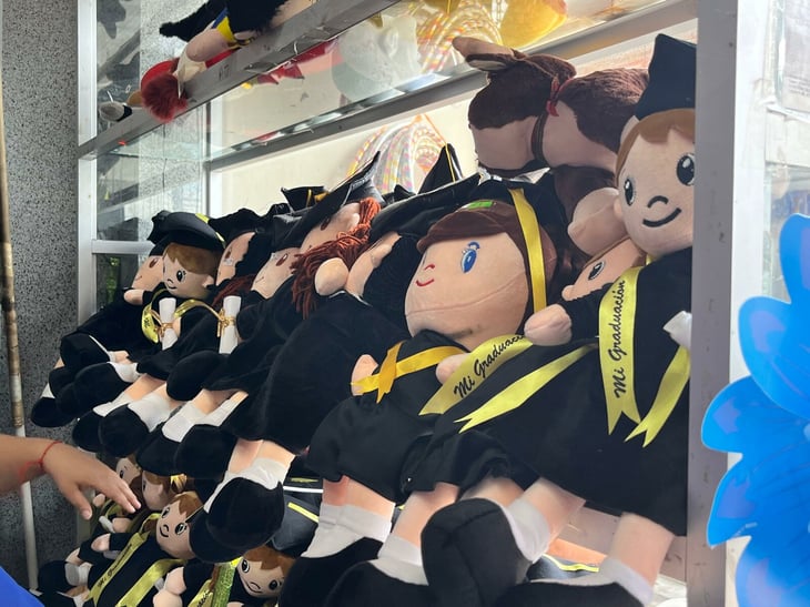 Con precios estables, comercios locales enfrentan la temporada de graduaciones