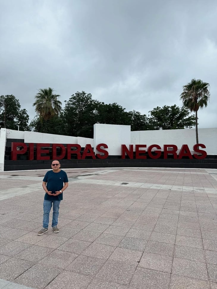 Lalo España graba cápsulas promocionales en Piedras Negras como parte de una gira turística por Coahuila