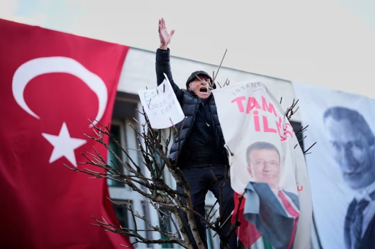 Turquía detiene a tres alcaldes opositores por corrupción