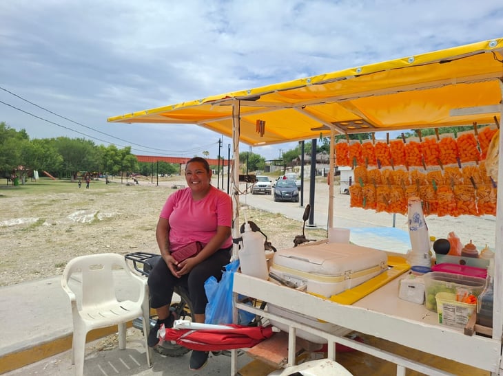 Vendedora ambulante en Sabinas enfrenta temporada vacacional con esperanza