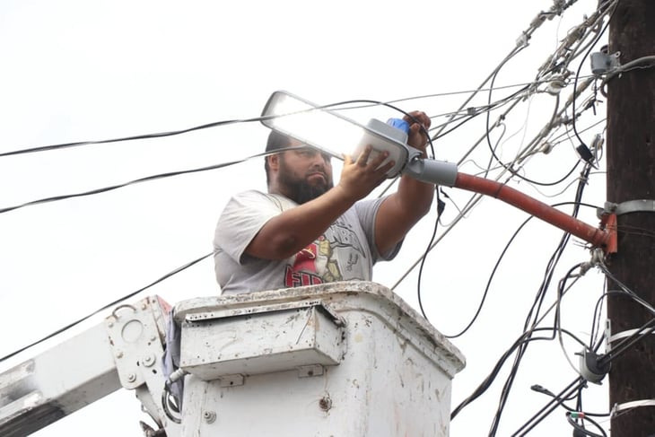 Óscar Ríos atiende peticiones de la colonia Progreso