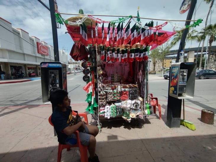 ¡Huele a patria!, Banderas y accesorios para el mes patrio ya se exhiben en negocios y calles de la ciudad