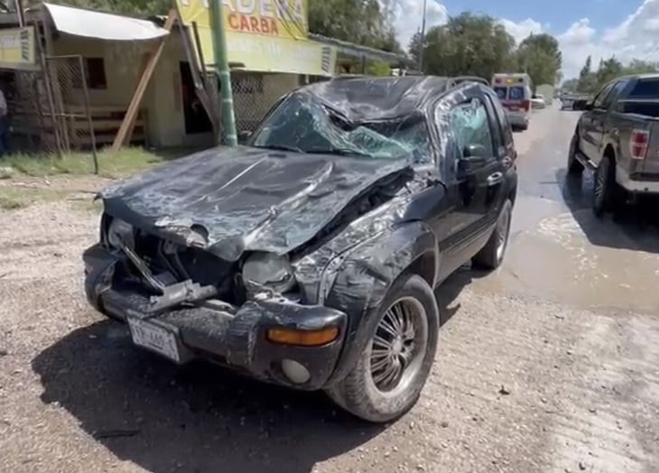 Caída de carga de tráiler bloquea la carretera federal 57 en Venustiano Carranza