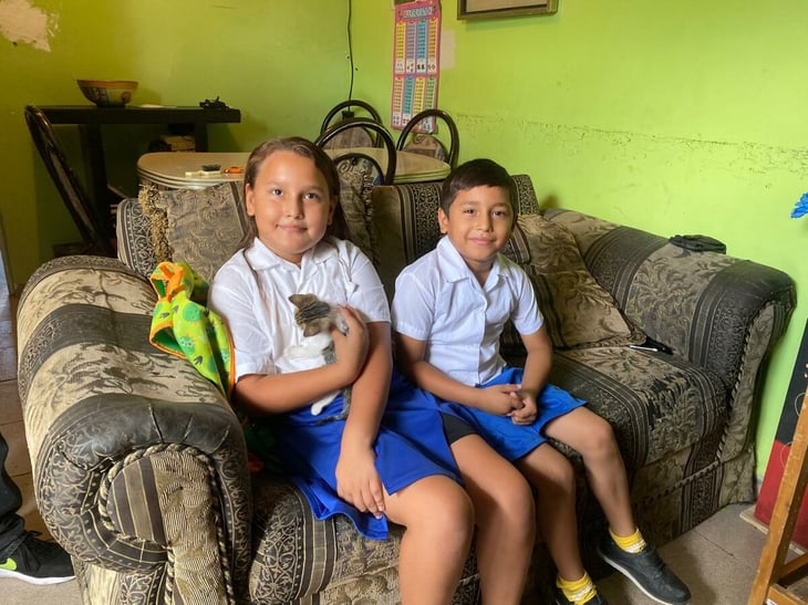 Hermanitos sueñan con su primera fiesta y sus padres piden trabajo para lograrlo