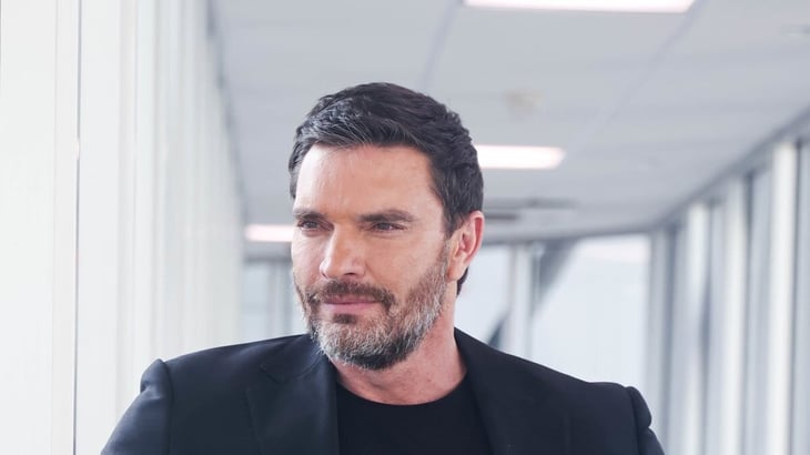 Julián Gil disfruta ser abuelo y planea cuarto hijo