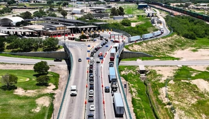 Disminuyen los cruces vehiculares en Eagle Pass, pero crece el movimiento comercial y peatonal