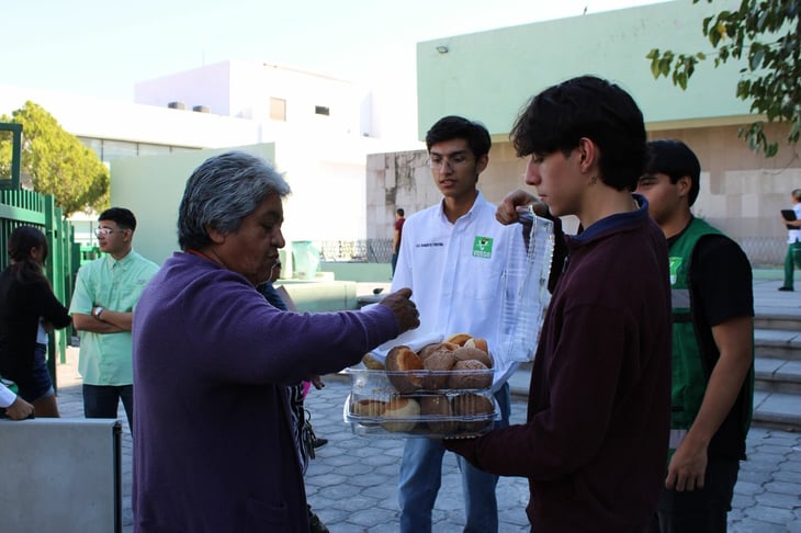 Jóvenes llevan alimentos a pacientes y personal de la clínica 7 del Seguro Social