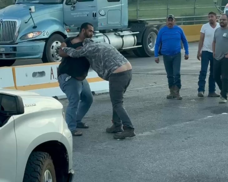 Trailero discute y se enfrenta a golpes en fila del Puente Internacional II
