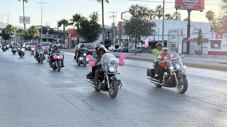 Caravana rosa llena de esperanza recorre las calles de Monclova