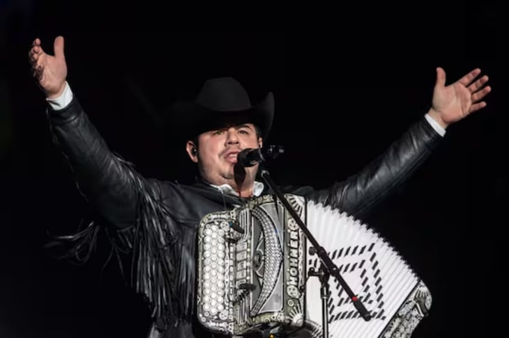 ¡Alarma en Palenque! El regalo que obligó a Alfredo Olivas a parar show