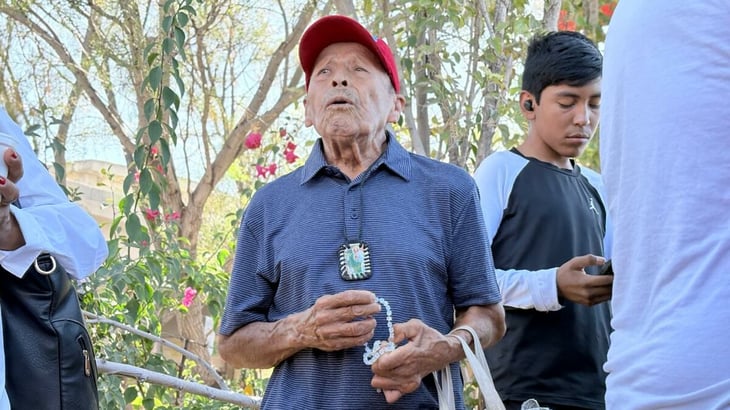 Wenceslao de 83 años reza para San Judas Tadeo