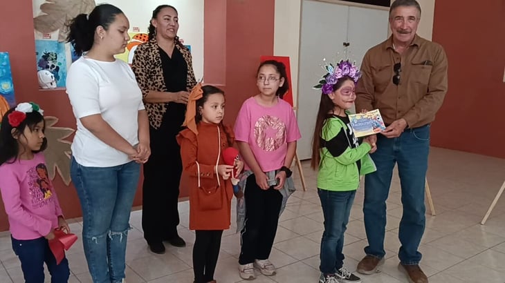 Niños inauguran exposición infantil “Calaveras y Calabazas” en Múzquiz
