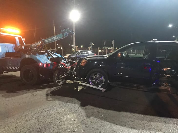 foto Motociclista se Impacta contra Camioneta en Cruce de Nueva Rosita
