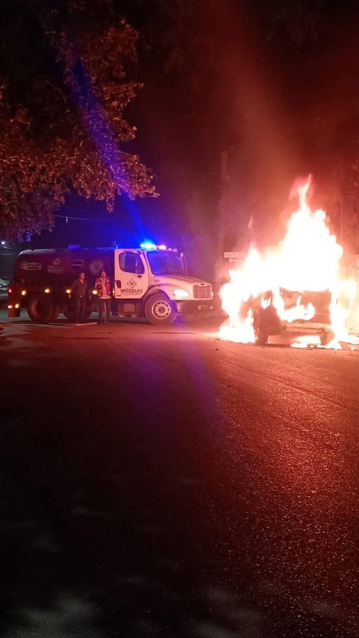 Una camioneta Chevrolet Captiva modelo 2013 quedó totalmente consumida por las llamas en el cruce de Juárez y Matamoros en Múzquiz, luego de que su conductor