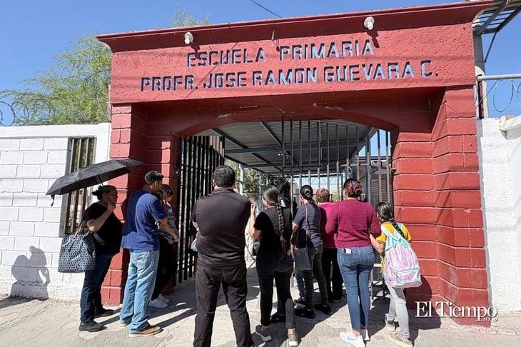 Padres protestan por falta de maestra fija en la Ramón Guevara