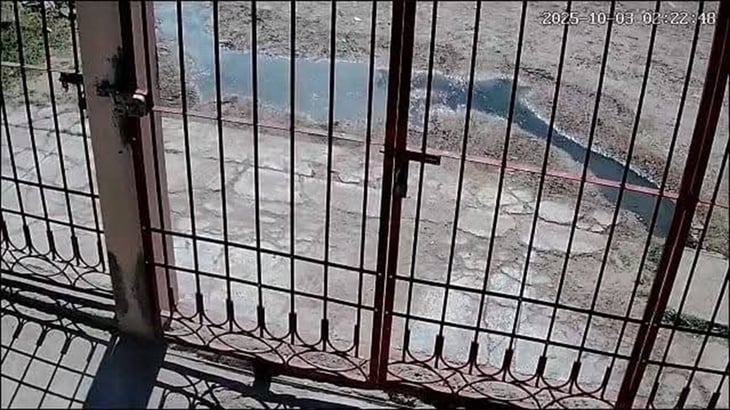 Acumulación de aguas negras en la calle Julián Galván ha generado malos olores y afectaciones en viviendas, por lo que los residentes piden intervención