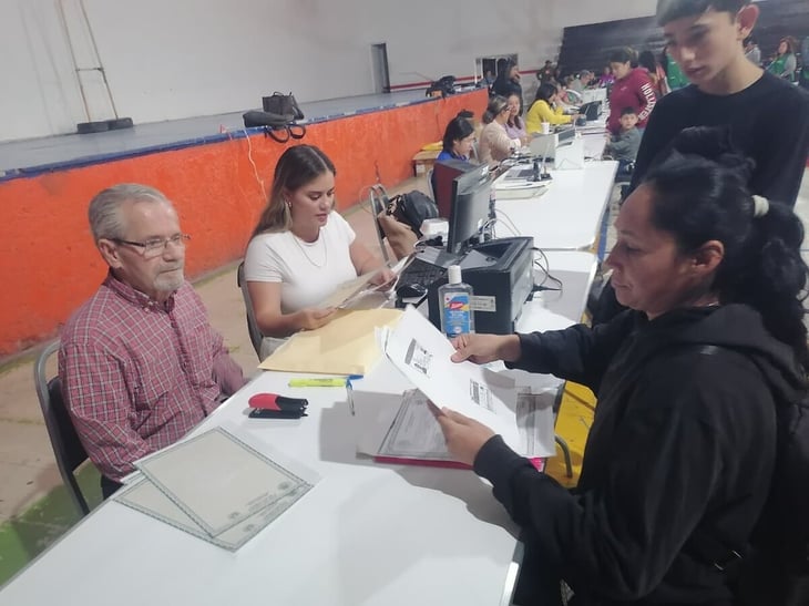 Entre 10 a 15 personas preguntan a diario por la CURP biométrica