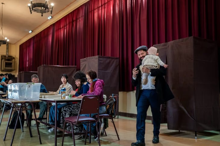 Candidatos chilenos votan en jornada marcada por tensión electoral
