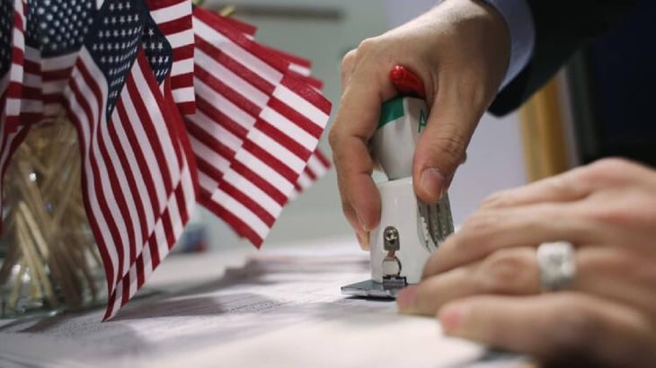 Estados Unidos ajusta tarifas migratorias por inflación; aplicarán en 2026