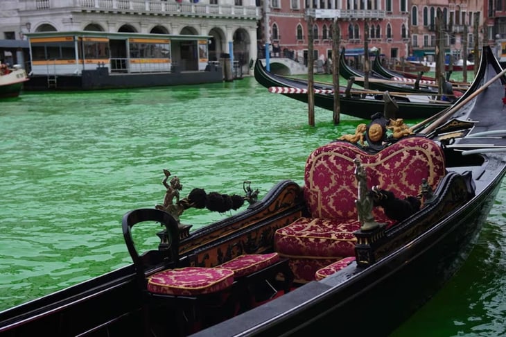 Activistas tiñen de verde los ríos de Italia en protesta climática