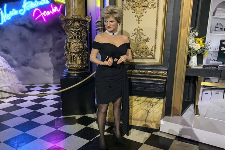 Lady Di, con el 'vestido de la venganza', llega al Museo Grévin de París