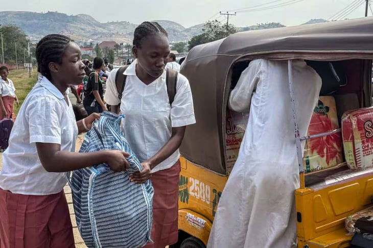 Escapan 50 de los más de 300 alumnos secuestrados en escuela de Nigeria