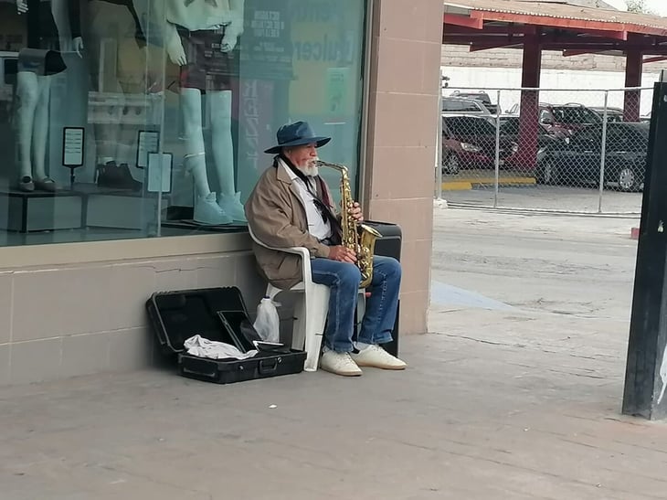 Reynaldo Morales, el saxofonista que alegra las calles de Monclova