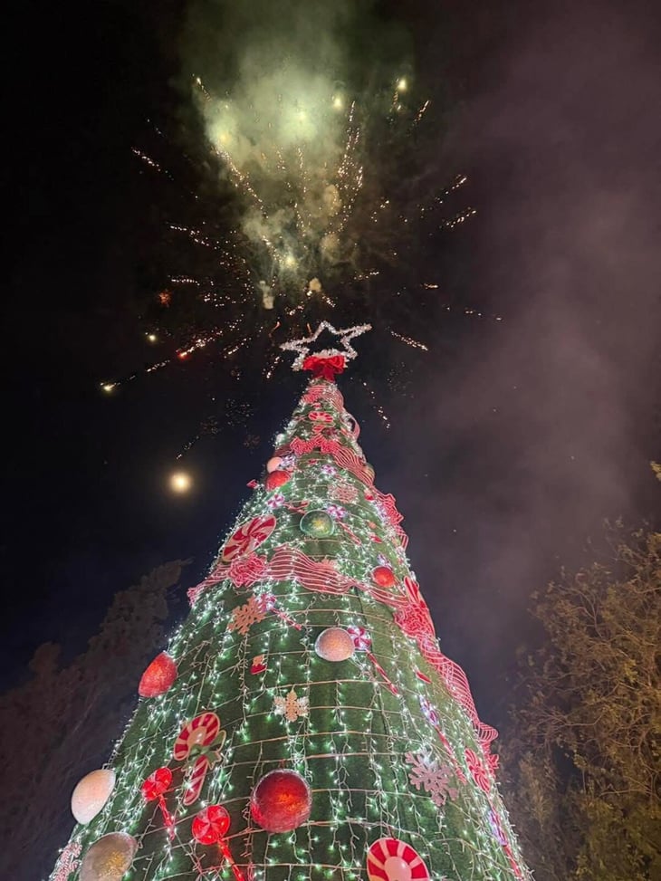 Familias juarenses disfrutan del encendido del pino y del tradicional desfile navideño