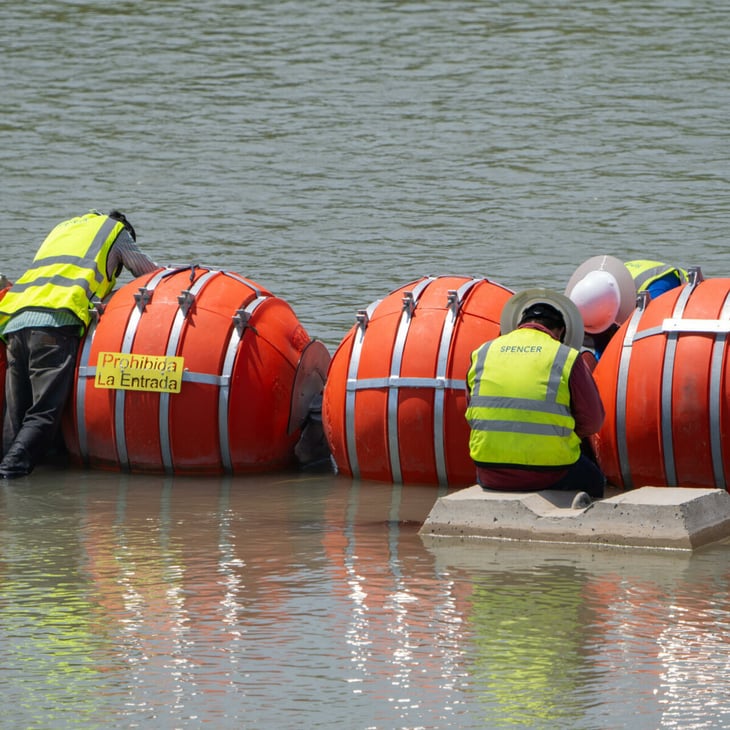 Condado de Maverick cuestiona barrera flotante de Texas por riesgos ambientales y falta de información