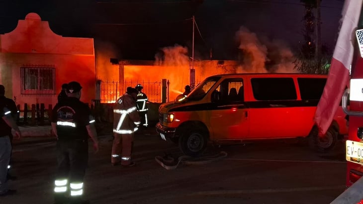Cohete lanzado por menores provoca voraz incendio y moviliza a cuerpos de emergencia