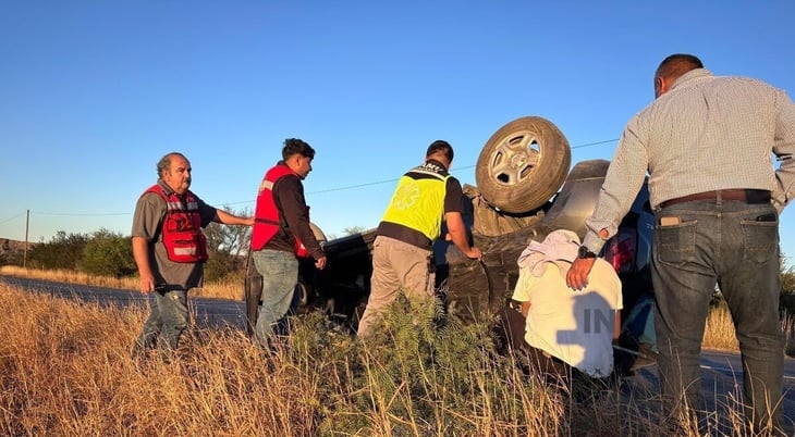 Volcadura en la federal 57 deja a dos adultos mayores lesionados