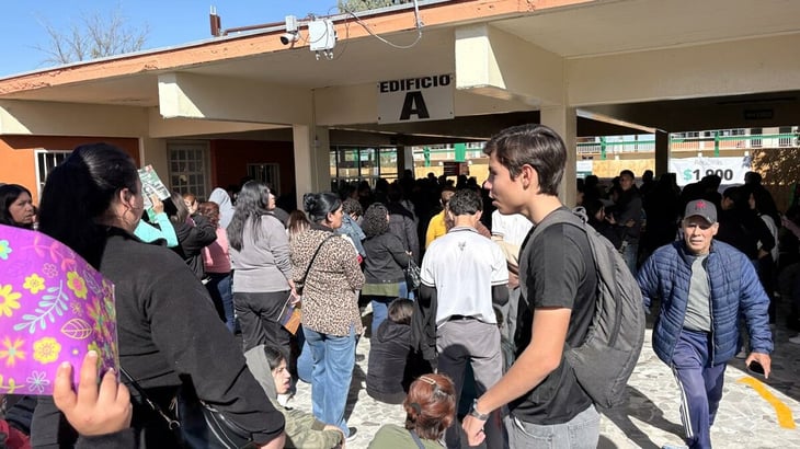 Largas filas en CBTIS 36 por entrega de tarjetas Benito Juárez