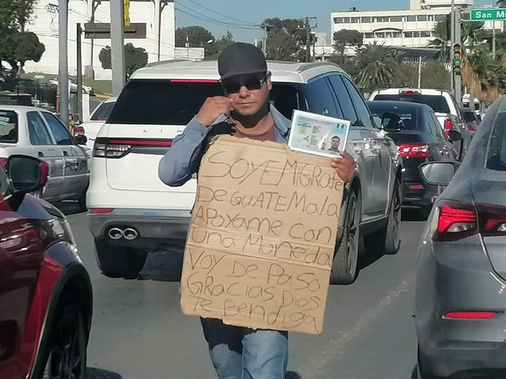 Migrante guatemalteco pide apoyo en las calles de Monclova para continuar su camino a EU