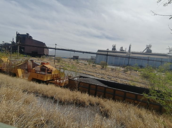 Vecinos escuchan actividad nocturna en AHMSA Uno y crece la expectativa por venta y reactivación