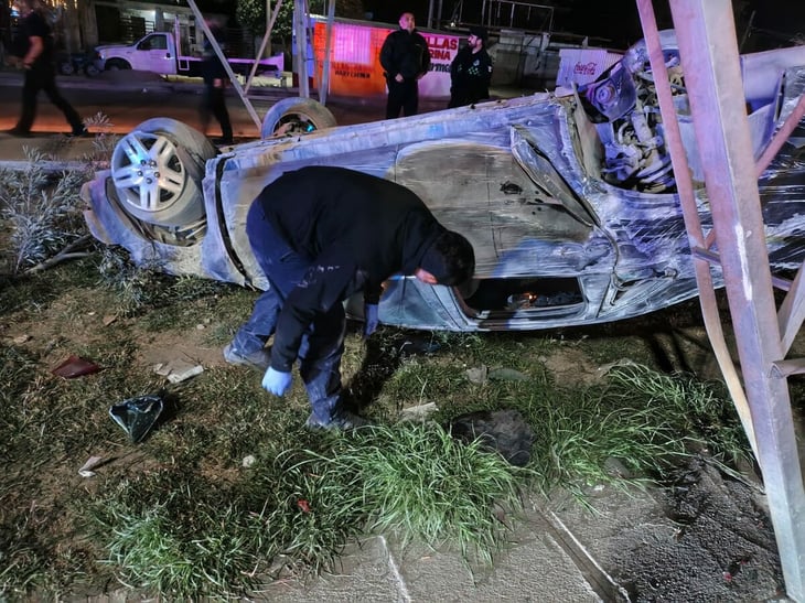 Ebrio conductor vuelca su auto y huye en Monclova