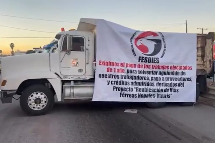 Bloquean carretera federal México 15 en Nogales por adeudo de obra férrea