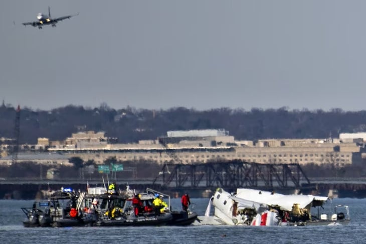 Gobierno de EU admite responsabilidad en choque aéreo en Washington