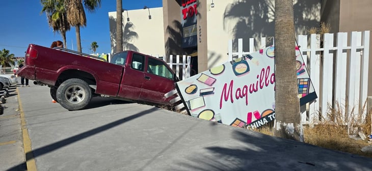 Falla en frenos provoca accidente en estacionamiento de China Town