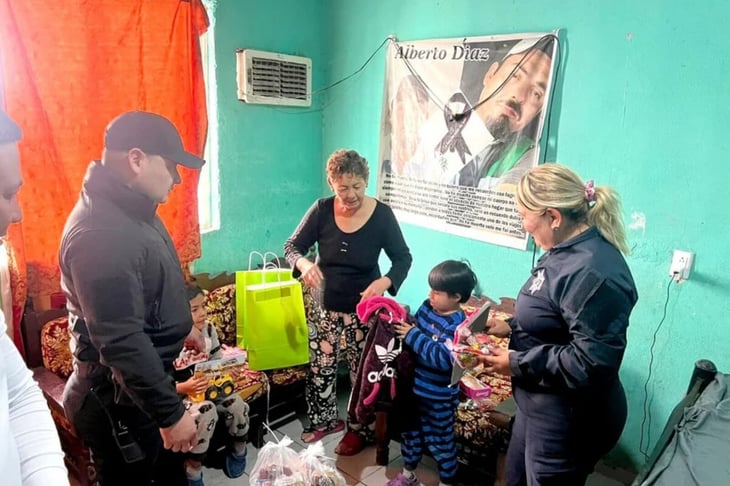 Policías dan felicidad a Doña Mine y a sus bisnietos en medio del cáncer