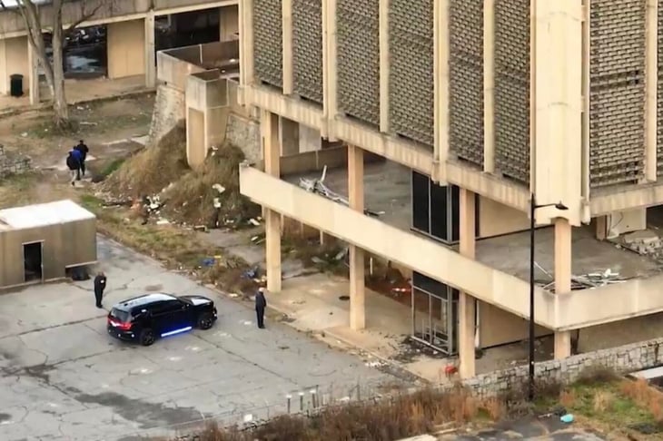 Mujer de 19 años muere al caer de edificio usado en Stranger Things