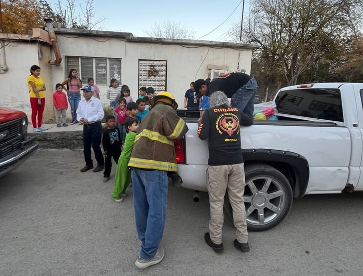 Voluntarios y Bomberos llevan juguetes alegría a niños de Múzquiz