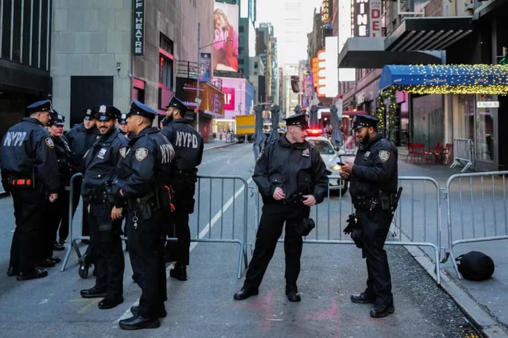 Muere mujer tras derrumbe de andamio causado por camión de basura en NY