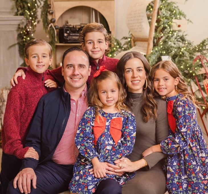 Manolo y familia desean una feliz Navidad segura