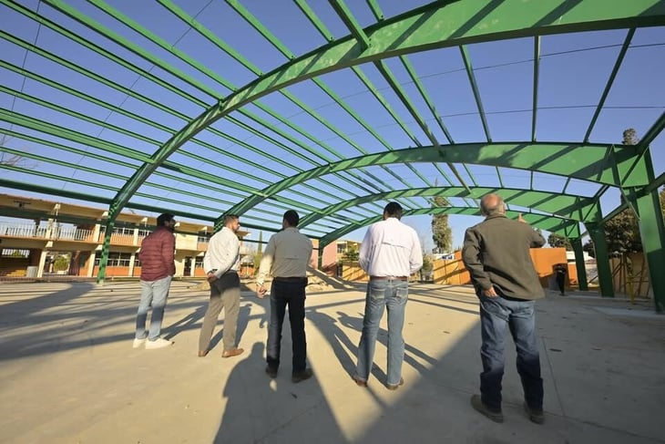 Carlos Villarreal supervisa obra del techo estructural en el CBTIS 36