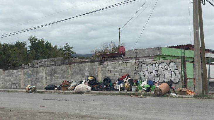 Vecina de la colonia Eliseo Mendoza Berrueto pide atención por acumulación de basura en vía pública