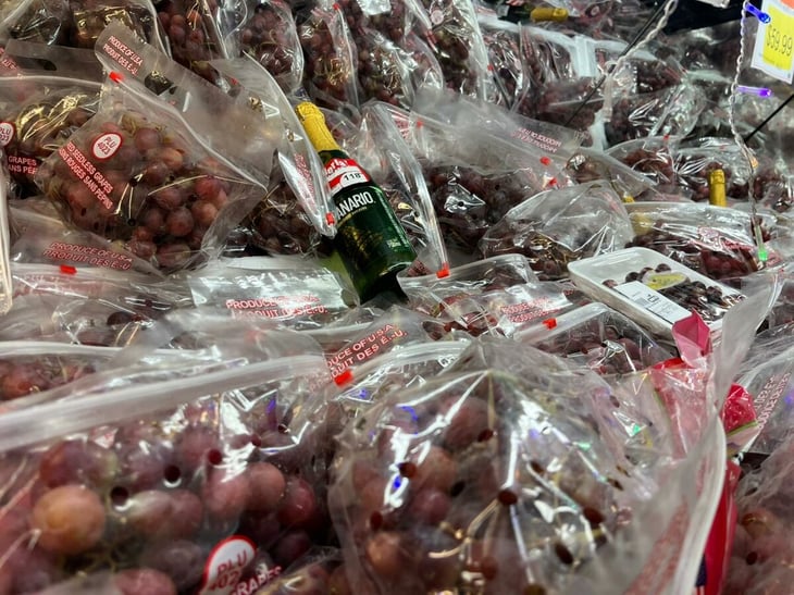 Tradición de las 12 uvas marca el cierre de año y mueve precios en supermercados de Monclova