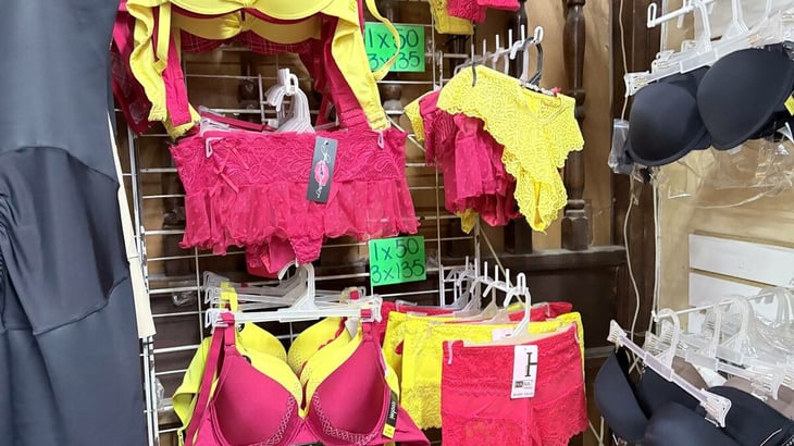 Ropa interior de la suerte invade Monclova en Año Nuevo